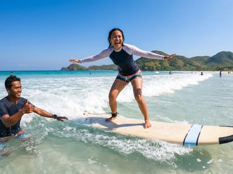 Surfing di Pantai Ekas Lombok Timur