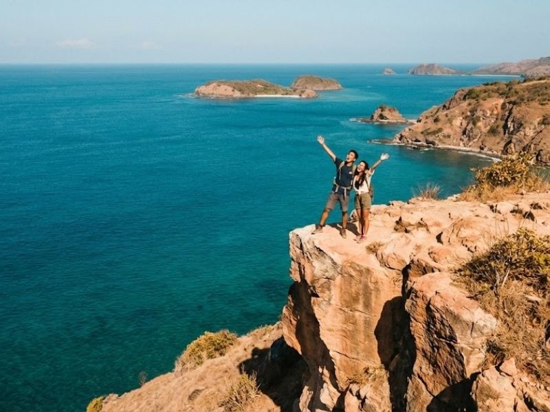 Wisatawan Indonesia di tebing Orong Bukal Sekotong