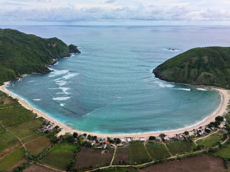 Wisata Pantai Mawun Lombok